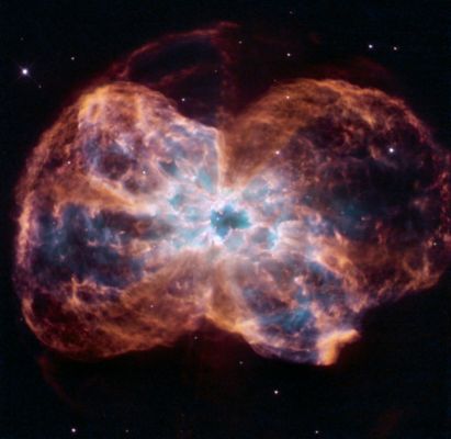 NGC 2440 - Planetary Nebula
"...L’uomo, per millenni, ha costruito il senso del suo vivere. Oggi l’uomo non sa, non vuole più farlo. La distruzione è la sola espressione della sua presenza terrena, una distruzione che riesce a intaccare il pianeta stesso, minacciato dall’attività predatoria e inquinante. La distruzione riguarda anche la sfera personale, minima. Si distrugge e ci si lascia distruggere. Ci si lascia distruggere quotidianamente da una politica che è la degenerazione del più basso servilismo; ci si lascia distruggere da una classe politica che darebbe la nausea anche ai più turpi figuri del basso impero. Ci si lascia distruggere da una sottocultura dell’imbecillità, in cui l’ignoranza è una simpatica caratteristica e viene esibita senza vergogna, ma quasi con un pizzico di civetteria compiaciuta. Ci si lascia distruggere dalle menzogne, dai luoghi comuni, dalle banalità consacrate a rivelazioni somme; ci si lascia distruggere dalla miseria morale e dalla desolazione culturale..."

Paolo Cortesi
Parole chiave: From Space Images - Hubble Images