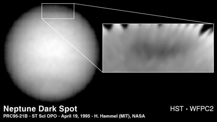 A new "dark spot" on Neptune, as seen by HST
Caption NASA originale:"NASA's HST has discovered a new Great Dark Spot, located in the Northern Hemisphere of Neptune. Because the planet's Northern Hemisphere is tilted away from Earth, the new feature appears near the limb of the planet.
The Spot is a near mirror-image to a similar Southern Hemisphere Dark Spot that was discovered in 1989 by the Voyager 2. In 1994, HST showed that the Southern Dark Spot had gone. Like its predecessor, the new Spot has high altitude clouds along its edge, caused by gasses that have been pushed to higher altitudes where they cool to form methane ice crystal clouds. The Dark Spot may be a zone of clear gas that is a window to a cloud deck lower in the atmosphere. Planetary scientists do not know how long this new feature might live. HST's HR images will allow astronomers to follow the spot's evolution and other unexpected changes in Neptune's dynamic atmosphere. This image was taken on 2.11-'94 with HST's Wide Field Planetary Camera 2, when Neptune was 4,5 BKMs from Earth".
Parole chiave: Hubble Images - Neptune