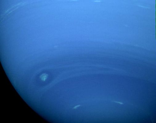 The Southern Polar Region of Neptune from approx. 4.200.000 Km
Gli Scienziati, analizzando le immagini fornite dalla Sonda Voyager 2, si sono convinti che il sistema atmosferico di Nettuno sia molto simile a quello di Giove: queste grandi formazioni nuvolose bianche riprese dalle fotocamere della Sonda si formano, al pari dei venti che le sospingono, nelle zone equatoriali del Pianeta. Poi, spostandosi verso Sud, questi venti diventano sempre più veloci e violenti. Un sistema configurato in maniera interessante ma, probabilmente, piuttosto instabile.
Parole chiave: Neptune