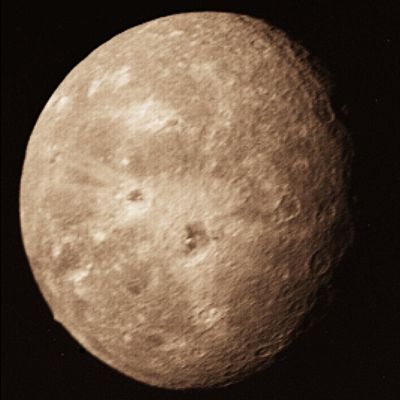 Oberon from Voyager 2
A parte i consueti segni (crateri) lasciati da un innumerevole quantitativo di impatti, risulta abbastanza agevole notare l'esistenza di "mari" simili a quelli della nostra Luna. Si tratta di ampie distese, relativamente lisce, che si estendono per circa un quarto della superficie totale del Satellite. Da osservare, inoltre, la protuberanza semiconica che appare sul bordo del Satellite, alla Sn dell'Osservatore, a ore 8 (un rilievo alto circa 6 Km).
Si tratta di una montagna o di un antico vulcano?
Parole chiave: Uranus Moons