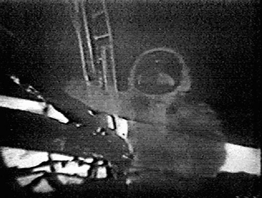 "Hello to the World!" (TV - Live from the Moon)
Armstrong "saluta" il Mondo, il Mondo "salutava" Armstrong: l'Uomo era arrivato sulla Luna.
Pochi anni dopo, tutta questa epopea (forse una delle più grandi nella Storia dell'Umanità), veniva svillaneggiata e derisa grazie alla smania di notorietà dell'Ing. Kaysing e, forse, grazie anche alla necessità di "coprire il copribile".

"...Meglio far credere all'Umanità che non ci siamo mai stati, piuttosto che dire all'Umanità quello che ci abbiamo trovato..."
Parole chiave: TV Images