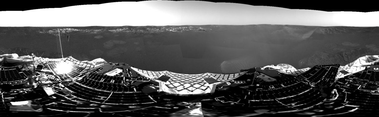 The very "First Look" at Mars, Meridiani Planum Region (Original NASA/JPL/Opportunity b/w Mosaic)
Nulla di anomalo o di particolare in questo frame (un frame, a ben vedere, neppure bellissimo - qualitativamente parlando...). Nulla di anomalo, a parte il suo valore storico: è la prima "occhiata" di Opportunity al Nuovo Mondo che la accoglieva e che, ad oggi - AD 2005, Maggio, 15 -, la ospita.
Parole chiave: Mars Panorama - Eagle Crater