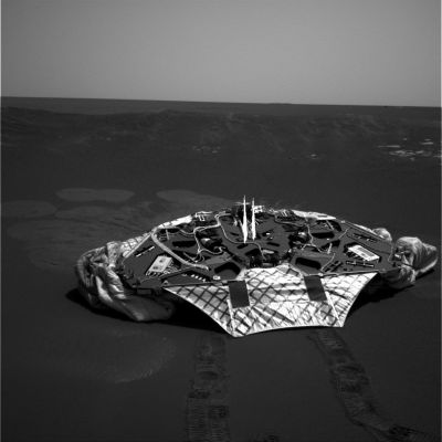 Leaving the "nest" - Sol 12
Addio al nido!
Siamo giunti al 12mo Sol di permanenza su Marte ed è arrivato il momento di 'mettersi in marcia'. Il 'nido' è abbandonato; le prime peregrinazioni di Opportunity saranno all'interno dell'Eagle Crater e ci riserveranno subito qualche interessante sorpresa...
Parole chiave: Postcards from Mars