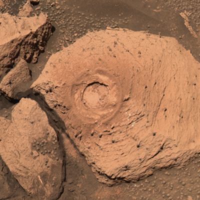 Pilbara Rock, after the grinding (2) - Sol 35
Osservate bene, sia in questo splendido frame (anch'esso ottenuto in approximate true colors), sia nel precedente, i minuscoli - ma visibilissimi! - 'steli' sui quali poggiano, simili a capocchie di spillo, i famosi "frutti di bosco" Marziani. Le ombre che proiettano sulla roccia sono evidenti e la loro struttura è decisamente intrigante. Ma siamo proprio certi che questi 'corpi' appartengano al Regno dei Minerali? E se fossero dei fossili? O se - addirittura - fossero qualcosa di 'vivo'?

Fantascienza? 
Per ora si. ma solo per ora... E comunque, se noi dovessimo proprio assimilare questi corpuscoli che ricoprono Pilbara (e, probabilmente, l'intero Fram Crater) a qualche cosa di familiare, penseremmo di più a dei minuscoli 'funghi' (o magari delle muffe o delle spore Marziane), piuttosto che a bacche e mirtilli...
Parole chiave: Mars rocks, sand and debris - Controversial image