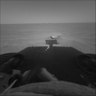 "Bounce Rock" and landscape - Sol 65
Un'immagine molto bella - da Postcard, insomma - che ci mostra il quieto orizzonte di Meridiani con le pareti di Endurance Crater che si intravedono in lontananza; l'ombra - diremmo imponente! - di Opportunity; le tracce di alcuni rimbalzi degli airbags che contenevano il Rover e, appena al di sopra dell'ombra, una roccia grigia e bianca, decisamente diversa da quelle che erano state viste sino ad ora all'interno dell'Eagle Crater.
Si tratta di "Bounce Rock" (bounce---->rimbalzo), cos� battezzata in onore - riteniamo - delle tracce dei rimbalzi degli airbags che la circondano.
Parole chiave: Mars rocks, sand and debris