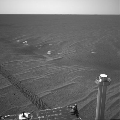 More 'dimples', on Sol 71
Non molto lontano da Anatolia e dalle sue 'increspature', ecco un altro sito decisamente interessante il quale ci mostra delle strane fossette (----->dimples) sul cui fondo qualche Ricercatore ha visto degli affioramenti di acqua (o di qualcosa che all'acqua assomiglia moltissimo). 
Che si tratti di configurazioni del suolo di Meridiani che appaiono  strane ed intriganti è indubbio; il materiale che si vede sul fondo di queste leggerissime depressioni, poi, sembra davvero acqua ma, a nostro parere, si dovrebbe trattare solo di modesti cumuli di polveri sottili.
La NASA, sull'argomento, non espresse - chiaramente - nessuna opinione.
Parole chiave: Anomalous surface formation