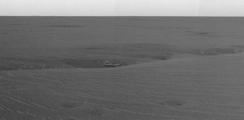 Anatolia: a big crack in the ground or a small trough? Sol 72
Anatolia: si potrebbe trattare di un "cedimento" vero e proprio del terreno (ed è quello che a noi sembra), la cui età ed origine sono probabilmente destinate a rimanere un autentico mistero; oppure di una crepa avente origine sismica (dunque molto antica, se siamo d'accordo con la Teoria che definisce Marte come un pianeta geologicamente 'morto') o magari ancora del letto ormai prosciugato di un antico fiumicello Marziano (trough). Queste le ipotesi. La NASA disse (era il 6 Aprile 2004):"...The Science Team is currently focused on the sinuous crack, which consists of a series of deep dimples (dimple---->increspatura, piccolo fosso) sprinkled with rocks that resemble, from a distance, those in the Eagle Crater outcrop...".
Niente altro: il Rover si dirigeva spedito verso Endurance Crater e l'Anatolia Trough veniva dimenticato (ma solo ufficialmente, come ovvio).
Parole chiave: Anomalous surface formation