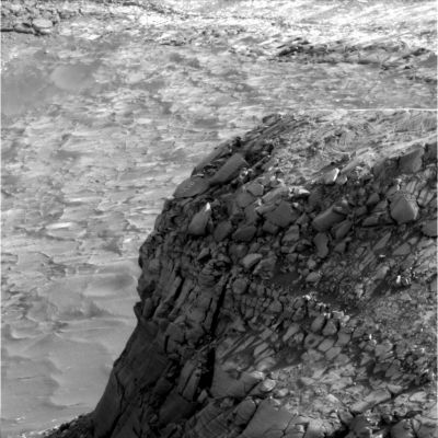 The head of "Cabo Frio" - Sol 1006
Solo una annotazione: osservate la pavimentazione che ricopre il rilievo.
Si tratta - almeno in apparenza - di un intricatissimo (e perfetto) sistema di rocce "ad incastro" le quali, alla fine, formano pavimenti e pareti meravigliose e, almeno per noi, totalmente inesplicabili. 
Parole chiave: Victoria Crater - Cabo Frio