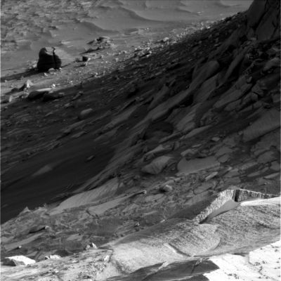 The inner walls of Victoria: paving, cracks and sand deposits - Sol 1006
Spettacolare immagine che ci mostra una piccola parte delle pareti interne del Cratere Victoria: da notare, ancora una volta, le "pavimentazioni" (molto simili e, forse, ancora più suggestive di quelle del Cratere Endurance) la cui creazione, lo ribadiamo, rimane completamente inspiegabile facendo esclusivo ricorso alle meccaniche da impatto.

Nota: l'enfasi che poniamo sulla bellezza e la "regolarità" dei Pavimenti di Victoria non vuole costituire in alcun modo un accenno ad una possibile origine artificiale di questi rilievi. L'unico dato che, a nostro parere sembra evidente, attiene la loro inspiegabilità allorchè si faccia esclusivo ricorso a spiegazioni "classiche". Tutto qui. 
Parole chiave: Victoria Crater - extremely unusual inner features - paving