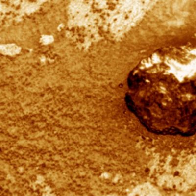 Interesting rock and spherules around Victoria Crater (1)
Forma convenientemente smussata, caratteristiche superficiali tipicamente "non locali"; colore, "diverso" rispetto al resto del paesaggio.

Conclusione (interlocutoria): nuovo "meteorite" Marziano?!?
Parole chiave: Mars rocks, sand and debris