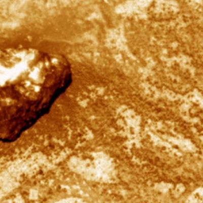 Interesting rock and spherules around Victoria Crater (2)
Forma convenientemente smussata, caratteristiche superficiali tipicamente "non locali"; colore, "diverso" rispetto al resto del paesaggio.

Conclusione (interlocutoria): nuovo "meteorite" Marziano?!?
Parole chiave: Mars rocks, sand and debris