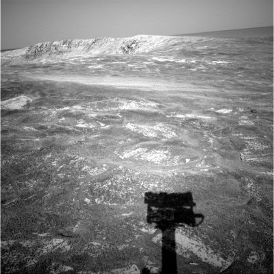 Endurance Crater: almost there!
L'ombra della 'testa' del Rover si staglia verso le pareti di Endurance: sarà un viaggio memorabile che durerà più di sei mesi e che ci permetterà di vedere l'interno di un cratere Marziano medio-piccolo.
Purtroppo non troveremo molte risposte ai nostri interrogativi di partenza, a parte svariate conferme relative al fatto che Endurance e, probabilmente, tutta l'Area di Meridiani, un tempo, erano coperti d'acqua: un'acqua salata non troppo dissimile, in termini di composizione chimica, da quella dei nostri Oceani. 
Parole chiave: Endurance Crater - The edge
