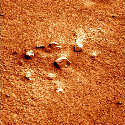 Little and unusually shaped outcrop - Sol 1100
Un rilievo non troppo distante dal margine del Cratere Victoria si caratterizza per la sua forma "ad arco" o a "semicerchio" (una forma ovviamente frutto della casualità, ma non per questo poco interessante) al cui interno si vede una roccia appena più grande la quale, allineandosi ai due estremi, viene a formare un disegno che di certo intrigherà più di un Osservatore.
Parole chiave: Martian Soil - Unusually shaped outcrop