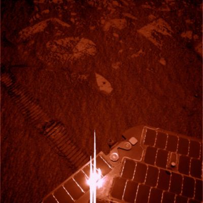 Is Mars a "Dark World"? - Sol 1109
Marte è un mondo luminoso oppure - e tendenzialmente - buio? Se i dati che la NASA ci rilascia sono anche in minima parte corretti, allora la risposta al quesito è davvero semplice: Marte è un mondo buio, il cui giorno pieno - come già scrivemmo almeno 2 anni e mezzo fa - potrebbe assomigliare un pò ad un luminoso crepuscolo terrestre.

In realtà, noi pensiamo che Marte non sia un "dark planet" però, ad onor del vero, le ormai innumerevoli analisi dei frames superficiali che abbiamo eseguito ci confermano che la "luminosità" del paesaggio è solo illusoria ed è determinata dal ricorso a pose di alcuni secondi nonchè all'impiego di filtri il cui unico fine è quello di "schiarire" ciò che appare nel frame. Forse è anche a causa di questo tipo di riprese che, in un numero altissimo di frames, appaiono artifacts improbabili, ombre impossibili, equilibri assurdi e rilievi che non riusciamo a cogliere compiutamente, a causa di un enorme contrasto fra quelle che sono le loro parti in luce e quelle che sono le loro porzioni in ombra.

Una parziale conferma di quanto stiamo esponendo la potete trovare, ad esempio, in due tipologie classiche di immagini: 

1) le immagini Front e Rear HazCam, dove il centro effettivo del quadrante ripreso è netto e luminoso, mentre le estremità superiori sono sempre più scure ed indefinite; 
2) le immagini del Cielo di Marte le quali mostrano con una - riteniamo - inequivocabile chiarezza che, a mano a mano che lo "sguardo" dei Rover sale, il cielo diventa sempre più scuro.

Conclusioni: Marte, dalla superficie (diciamo dall'Equatore e sino a medie Latitudini), dovrebbe offrirci delle visioni (di regola ed anche in pieno giorno) crepuscolari - con ciò intendendosi che, anche nelle ore diurne, il panorama Marziano non si risolve mai in maniera particolarmente luminosa. Poi, dalle medio/alte Latitudini e sino ai Poli, Marte diviene un Mondo - realmente - "scuro" in cui, anche in pieno giorno, le stelle più brillanti rimangono ben visibili e dove la parte più brillante del cielo dovrebbe essere quella che si pone a ridosso dell'orizzonte.

Marte, se qualcuno lo avesse dimenticato, NON è affatto simile alla Terra (checchè ne dicano gli "Scienziati") ed esso orbita in quella porzione di Sistema Solare la quale ci segnala, in un certo senso, la linea di confine fra gli Spazi "Caldi" Interni e le Regioni Esterne, note anche come "Regioni della Notte Eterna". 
E' nella nostra natura cercare le similitudini e le somiglianze: lo sappiamo. Ma se noi vogliamo davvero iniziare a muovere qualche passo "verso l'esterno", allora - a nostro parere - è giunto il momento di iniziare a guardare le cose per quello che sono e NON per quello che noi vorremmo che fossero...
Parole chiave: Martian Surface - Controversial