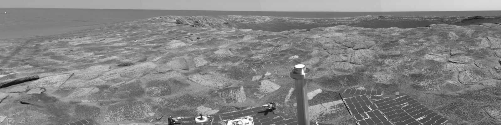 Sitting near Endurance Crater - Sol 115
Il Cratere Endurance attende pazientemente una visita che, forse, stava aspettando da qualche milione di anni (o anche di più...). Il Rover si sta guardando attorno e, mentre svolge una panoramica, coglie anche un piccolo lampo di luce - visibile alla Vostra estrema Sx -: è lo Scudo Termico della Navicella che, dopo essersi sganciato durante la discesa, è andato a terminare la caduta ad un centinaio di metri da Endurance.
I "pavimenti rocciosi" di Endurance (completamente ricoperti da queste palline che alla NASA chiamano "berries") dominano, assieme al Cratere, quasi tutto il frame. Noi Vi invitiamo a notare, sin da questa immagine e poi via-via in tutte le altre, come questi berries sìano diversi da quelli che abbiamo adocchiato all'interno di Fram Crater. 
I berries di Fram Crater, infatti, poggiavano su uno piccolo 'stelo' (il che li rendeva, secondo noi, più simili a dei "funghetti" piuttosto che a mirtilli e lamponi) mentre questi, invece, sono 'appiccicati' alle lastre di roccia ed al suolo di Marte.
Parole chiave: Endurance Crater