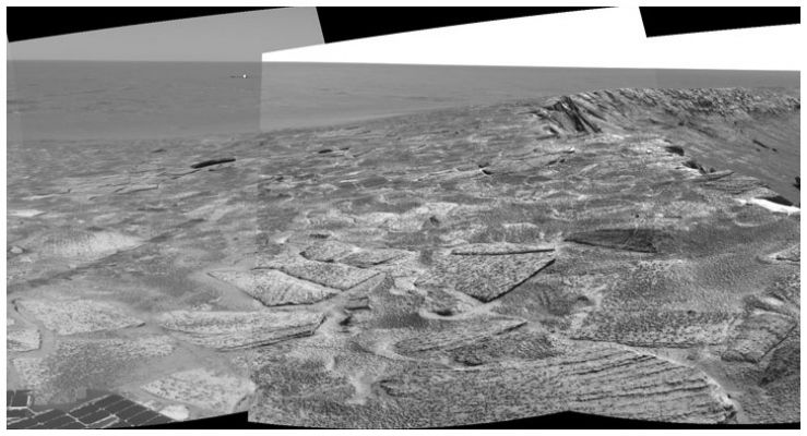 Endurance Crater and the "Sparkling Cube/Heatshield"
Il commento originale all'immagine: "This NavCam mosaic, created from images taken by NASA's Mars Exploration Rover Opportunity on Soles 115 and 116 (May 21 and 22, 2004) provides a dramatic view of "Endurance Crater." The Rover Engineering Team carefully plotted the safest path into the football field-sized crater, eventually easing the rover down the slopes around Sol 130 (June 12, 2004). To the upper left of the crater sits the Rover's protective heatshield, which sheltered Opportunity as it passed through the martian atmosphere".

E' dunque risolto il mistero del "cubo luccicante"? Sembra di si, ma se quel "cubo" è davvero lo "Scudo Termico", allora sapreste spiegarci perchè, in un'altra immagine (da noi pubblicata nella Sezione "Mars in Colors"), accanto ad Endurance Crater si vedono invece "backshell & parachute" (che la mappa prodotta dalla NASA, per altro, riporta in posizione diametralmente opposta rispetto ad Endurance Crater). 
Forse abbiamo male interpretato le immagini? Vediamo un pò:...
Parole chiave: Endurance Crater