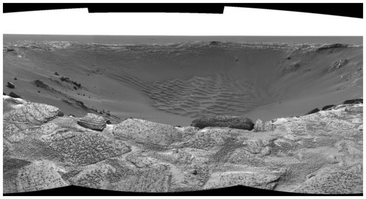 Endurance Crater full Panorama
In accordo a quanto si vede nella Mappa predisposta dalla NASA stessa, i due rottami in questione - (1) backshell + parachute e (2) heatshield - dovrebbero giacere in posizioni profondamente differenti. In particolare: (2) dovrebbe trovarsi in prossimità di Endurance Crater. Nell'immagine a colori che riprende in campo lungo Endurance Crater (vedi Sez. "Mars in Colors") quando il Rover era ancora lontano, accanto ad Endurance si vede un oggetto metallico (NON piccolo!) al quale, per giunta, SEMBRA (cerchiamo di essere sempre più prudenti...) esserci attaccato qualcosa. Ora la componente (2), come saprete, non deve avere attaccato a sè assolutamente NULLA. Ciò premesso, gli scenari che emergono sono questi: a) l'immagine a colori che mostra qualcosa di luccicante accanto ad Endurance è stata da noi male interpretata e l'oggetto che ci sembrava avere attaccato qualcosa a sè è, invece, un corpo unico e solitario il quale è effettivamente lo Scudo Termico della Navicella...
Parole chiave: Endurance Crater