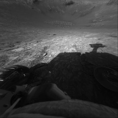 I'm going down... - Sol 134
Una delle operazioni più temute a Terra (per il rischio di 'scivolamenti' o di altri temibili - e potenzialmente irreversibili, ancorchè stupidi - incidenti) - e cioè il superamento del bordo e l'ingresso dentro il Cratere - è stata compiuta. E' passato un Sol dal passaggio del 'rim' ed ora, nella luce del tardo mattino Marziano, Opportunity sta guardando dritta verso il fondo di Endurance e, quindi, verso quella stranissima "melma" che, purtroppo, resterà un mistero.

Caption NASA originale:"This image from the Mars Exploration Rover Opportunity’s Front Hazard-Avoidance Camera shows the Rover’s view of the floor of Endurance Crater. The image was taken from just inside the rim of the Crater during Opportunity's 134th martian day, or sol, on June 9, 2004".
Parole chiave: Endurance Crater