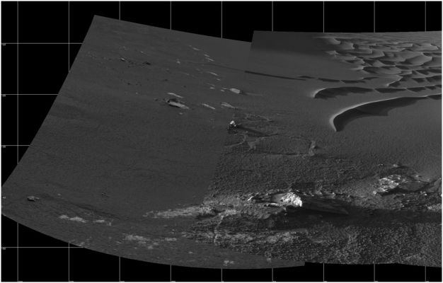 Endurance Crater full panorama (1) - Sol 193
Un fotomosaico dell'intero Endurance Crater, visto (quasi) dal suo fondo. Osservate bene i dettagli: si tratta di un'immagine la cui qualità è davvero elevatissima. 
Inoltre, ed a mero titolo di curiosità, Vi suggeriamo di provare a guardare con attenzione le ombre che vengono proiettate sulle sabbie sia dalle dune sinuose presenti sul fondo del Cratere, sia dagli altri leggeri rilievi rocciosi (rocce isolate e piccole creste) che caratterizzano il lato Sn dell'immagine.
Parole chiave: Endurance Crater