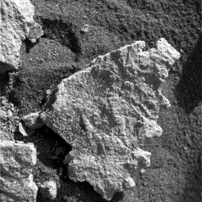 A Martian stone, from VERY close! - Sol 198
La roccia fotografata è, in sè, molto bella ed interessante, ma ancora più interessante è la "tessitura" del terreno cu cui essa poggia. Un terriccio soffice e per nulla polveroso, almeno in apparenza. Un terriccio che non assomiglia per nulla a quello che ci aspetteremmo di trovare sul fondo di un cratere, perso nel bel mezzo di un deserto e ad una temperatura media di oltre 40° C al di sotto dello zero...
Parole chiave: Mars rocks, sand and debris
