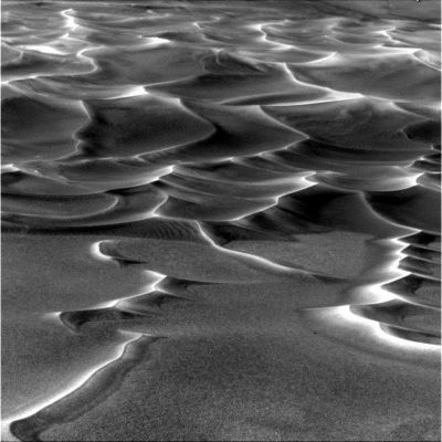 Dunes, in FULL detail! (1) - Sol 202
Guardate molto bene questo frame, in rapporto al successivo. Sono stati modificati, come appare evidente, i filtri/colore, ma l'angolo di ripresa è assolutamente lo stesso. Le due immagini, probabilmente, sono state riprese a distanza di circa 35/40 secondi l'una dall'altra (prassi standard, a quanto abbiamo potuto constatare). 
Ora, secondo Voi, è cambiato qualcosa? Si è "mosso" qualcosa? Fateci sapere...
Parole chiave: Endurance Crater
