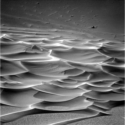The "Dunes" of Endurance (2)
Riteniamo probabile, dopo aver preso atto di quanto esposto negli esami preliminari svolti dai Tecnici NASA sul terreno circostante (Vi ricordiamo che il Controllo Missione, ad oggi - 2 Settembre 2004 - ritiene TROPPO PERICOLOSO far addentrare il Rover Opportunity nelle dune vere e proprie), che la struttura delle dune sia il risultato della sovrapposizione e della contestuale "mancata combinazione" di sabbie (sarebbe meglio dire "pulviscoli di origine rocciosa", forse...) di qualità (per dimensione,...
Parole chiave: Endurance Crater - unusual inner features