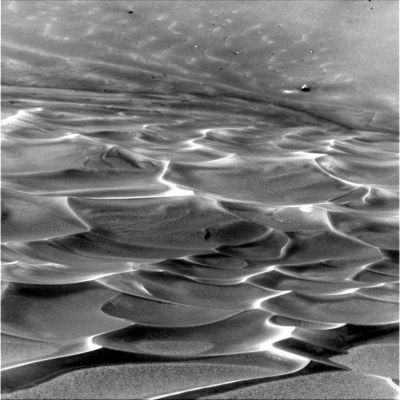 The "Dunes" of Endurance (3)
...per composizione e tessitura ecc.) radicalmente diverse.
In altre parole: la sabbia (o il terriccio) che forma la "base" vera e propria di Endurance potrebbe essere radicalmente diversa dalla sabbia (probabilmente ultra-fine) che forma le dune. Il risultato (grazie anche al concorso, secondo noi, di fattori termici da un lato ed atmsferici dall'altro) è che queste "sabbie diverse" non si mischiano. Le sabbie formate da granuli più consistenti si depositano sino a formare una sorta di pavimento;...
Parole chiave: Endurance Crater - unusual inner features