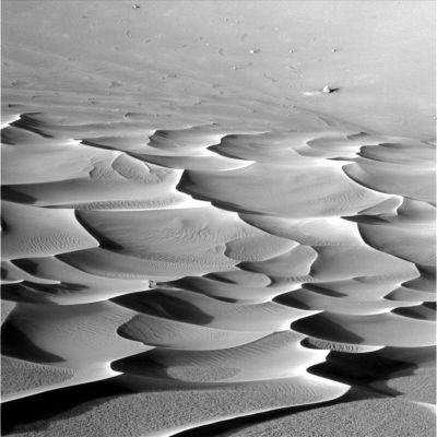The "Dunes" of Endurance (4)
...quelle costituite da polveri sottilissime, invece, rimangono superficiali e formano queste dune dalle forme sinuose e completamente enigmatiche. 
Un fattore che, intuitivamente, potrebbe sembrare determinante ma che, forse, non lo è, è il vento. Noi non crediamo, infatti, che queste "dune" siano il risultato dell'azione dei venti e delle correnti che si formano all'interno di Endurance. Per adesso ci fermiamo: prima di azzardare oltre abbiamo bisogno di raccogliere altri dati...
Parole chiave: Endurance Crater - unusual inner features
