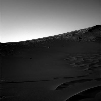 The Rim of Endurance Crater at Sunset - Sol 212
Quello che avevamo notato per Spirit, lo ribadiamo per Opportunity: nei primi mesi di permanenza su Marte, la fotografia del Cielo Marziano era un fenomeno rarissimo. Adesso gli scorci o i primi piani si sprecano. Forse gli Scienziati del Centro Controllo Missione si sono stancati di guardare rocce e sabbie oppure, molto probabilmente, devono essersi accorti che il cielo di un altro pianeta non è poi un soggetto così banale e privo di possibili interessi e, magari, sorprese...
Parole chiave: Martian Surface - Craters - Endurance Crater