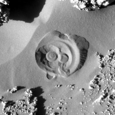 Unusual "drawing" in the sand
Questa immagine - riferita al Sol 236 di Opportunity - ci ha lasciati davvero sorpresi. Si tratta, infatti, di una sorta di "disegno" tracciato sulla sabbia che si trova in prossimità del fondo del Cratere Endurance. A prima vista sembrerebbe un'impronta lasciata da uno degli "abrasori" di cui sono dotati i Rover ma questi strumenti, qualcuno ha correttamente eccepito, NON vengono usati per fare "disegni" sulla sabbia. E allora? Cos'è quella specie di "disco" che sembra "emergere" dalla sabbia? Attendiamo l'arrivo di nuove immagini per avanzare delle ipotesi più circostanziate: per ora ci limitiamo a dire che, qualora non si trattasse (o non si riuscisse a dimostrare che si tratta) di una impronta lasciata dal Rover Opportunity, allora ci troveremmo davanti ad un "segno" davvero inconfutabile che dimostra l'esistenza di attività meccaniche di origine "NON naturale" in corso (o trascorse) su Marte.
Osservate bene e fateci avere le Vostre opinioni...
Parole chiave: Mars rocks, sand and debris - Controversial