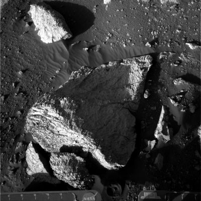 The "mark" on the Martian sand - Sol 238
Un altro frame - questo relativo al Sol 238 - che ci sembra possa definitivamente confermare l'origine "Made in USA" dell'impronta individuata sulle sabbie durante il Sol 236. Adesso l'impronta si può vedere molto bene, in basso, vicino ai pannelli impiegati dal Rover per ricaricare le batterie grazie alla luce del Sole.
Ci stiamo ancora chiedendo, tuttavia, quale strumento sia stato impiegato per imprimerla. Non appena lo scopriremo, ve lo faremo sapere.
Parole chiave: Mars rocks, sand and debris