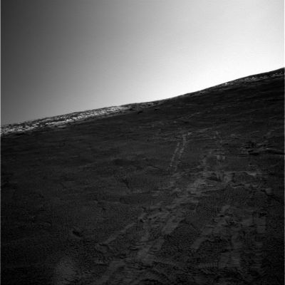 Sunset on Endurance - Sol 242
Una bella "Cartolina da Marte" che ritrae un luminoso (almeno in apparenza) tramonto. Peccato che al Centro Controllo Missione si ostinino a non offrire al pubblico, tra le centinaia di immagini come questa, almeno 2 o 3 tramonti in "colori veri" o "quasi veri". E dire che le Sonde Viking e Pathfinder (come potete verificare nella Sezione "Mars and his Moons") si erano "divertite" (se ci passate l'espressione...) a riprendere svariate albe e tramonti Marziani a colori, usando mezzi e tecnologie inferiori da tutti i punti di vista rispetto a quelli/e di cui sono dotati/e Spirit ed Opportunity.
Strano, vero?!?
Parole chiave: Postcards from Mars