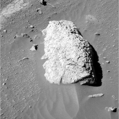 A "Big Rock" inside Endurance Crater
Una roccia bianca di cospicue dimensioni giace al suolo, in parte sepolta, sul fondo di Endurance Crater. Queste rocce, a quanto ci è dato vedere e capire, rivestono un grande interesse per gli Scienziati che stanno seguendo l'evolversi della Missione. Noi, dopo averne vista qualcuna "da vicino", pensiamo che esse ricordino molto (almeno esteriormente) le rocce che troviamo, con discreta abbondanza, sul fondo del mare, a basse profondità e/o in prossimità di scogliere coralline. Alcune di queste rocce, infatti, ricordano molto le "madrepore"... Si tratta di congetture, come ovvio, ma se l'intera area di Meridiani Planum era davvero, un tempo, un "Oceano" (sebbene non molto profondo), allora - forse - potremmo anche non essere lontanissimi dalla realtà.
Parole chiave: Endurance Crater - unusual inner features