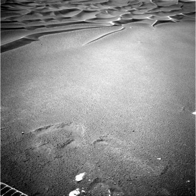 Opportunity's looking around too... (2)
...e di "fare informazione" dall'altro, davvero discutibile. La Scienza, infatti, non la fanno solo le Grandi Agenzie Governative ed i cervelloni che le frequentano, così come l'Informazione non la fanno solo le Grandi Testate (Italiane e non) ed i giornalisti che scrivono per esse. La Scienza la fanno tutti quelli che studiano ed analizzano dati con metodo e rigore, senza pregiudizi e con la mente (almeno sufficientemente) aperta, mentre l'Informazione la fanno tutti coloro che divulgano le notizie ed i dati raccolti, senza alterazioni, distorsioni e/od occultamenti. E ci sono migliaia di persone ed enti, in Europa e nel resto del Mondo che fanno questo lavoro, tutti i giorni. Ed è un peccato che non solo questi non vengono ascoltati ma anzi, quando tentano di parlare, vengano ignorati o sbeffeggiati. Questi, ahinoi, sono fatti - veri - sui quali occorrerebbe riflettere: il nostro compito è quello di indagare, reperire, studiare ed informarVi. Il Vostro, se volete, è (anche) quello di continuare a leggerci!
Parole chiave: Endurance Crater - unusual inner features