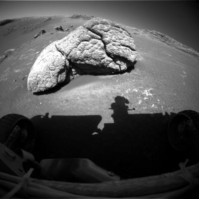 "Big Rock" from Front Hazcam (1)
Visione leggermente distorta (ma forse anche per tale motivo maggiormente suggestiva...) della Grande Roccia Bianca ricoperta di "Frutti di Bosco Marziani" - o anche "granuli rocciosi" o magari anche "spherules", come dicono alla NASA. 
Parole chiave: Endurance Crater - unusual inner features