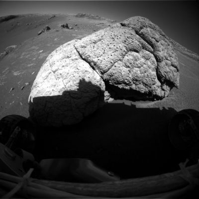 "Big Rock" from Front Hazcam (2)
Stessa  visione di cui al frame precedente, ma da una distanza leggermente inferiore. La visione "distorta", in questo caso, ci aiuta a cogliere meglio - a nostro avviso - i tanti dettagli della Grande Roccia. Ne ricaviamo, insomma, utilizzando un obbiettivo di tipo grandangolare (come quello della Camera Frontale del Rover), una visione leggermente "più profonda".
Parole chiave: Endurance Crater - unusual inner features