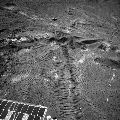 Tracks in the "mud"
Un'immagine che ci aiuta a vedere (di più e meglio del solito) che le sabbie che si trovano all'interno di Endurance Crater non sono esattamente "sabbie desertiche". Le tracce lasciate dal Rover e che in questo frame si vedono così bene sembrano disegnate sul fango o, comunque, su un terriccio assolutamente morbido e dalle caratteristiche diverse ed incoerenti rispetto a quanto potremmo e dovremmo attenderci se i dati NASA relativi alle temperature superficiali del Pianeta Rosso fossero davvero corretti. Che dire? Nulla. Non possiamo fare altro che continuare ad osservare, registrare ed attendere; prima o poi i silenzi e le bugie (dalle gambe sempre più corte...) finiranno.
Parole chiave: Endurance Crater