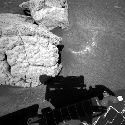 Looking at the "Big White" stone (2)
vedi commento al frame precedente
Parole chiave: Endurance Crater - unusual inner features
