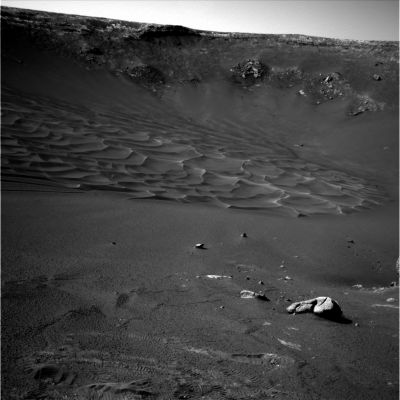 Endurance Crater, the Dunes and Wopmay (1)
Due visioni sequenziali riprese all'interno di Endurance Crater che raffigurano - con una grande abbondanza di particolari - i bordi, alcune rocce e le dune di Endurance (primo frame) e poi la Grande Roccia Bianca (chiamata "Wopmay" dai Tecnici del Mission Control) verso cui Opportunity si sta dirigendo. Ottime immagini, di grande impatto visivo!
Parole chiave: Endurance Crater
