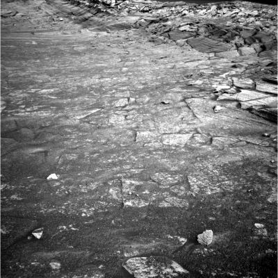 The "Paving" inside Endurance Crater (1)
Due riprese ravvicinate e ad altissima definizione dei "pavimenti" che caratterizzano le pareti di Endurance Crater. Si tratta, come già dicemmo in passato, di un'opera della Natura assolutamente straordinaria e che, da certi punti di vista, lascia davvero senza parole. Guardate la perfezione degli "incastri" che dividono una roccia dall'altra: sembra un mosaico, una riuscitissima esecuzione di un pavimento a "blocchi". Manca solo un pò di erbetta o di muschio che cresce fra una lastra e l'altra ed il risultato finale sarebbe davvero perfetto...
Parole chiave: Endurance Crater - unusual inner features