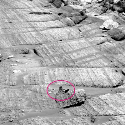 Extremely anomalous Surface Feature (context image) - Sol 281
Individuata dal bravissimo Dr Barca, ma gi� adocchiata da Efrain Palermo, questa stranissima "protuberanza rocciosa" si pone come un possibile enigma-chiave per la comprensione di quello che � accaduto all'interno del cratere Endurance. Attenzione, quindi: NON "come" si � formato Endurance, bens� COSA � accaduto all'interno di Endurance DOPO la sua formazione!

E comunque - cos� da spezzare una nuova lancia in favore di coloro che respingono (in larga misura) la teoria che vuole l'orgine da "impatto" per il 99,99% dei crateri visibili - osservate attentamente questo dettaglio (e molti altri particolari che caratterizzano la morfologia di Endurance) e poi provate a domandarVi "COME" un evento/impatto possa aver prodotto ci� che abbiamo davanti agli occhi (su tutto: i "pavimenti" di Endurance").

Come mai simili "pavimentazioni" sulla Luna (o su Callisto, Dione, Eros, Tethys, Itokawa e cos� via non esistono? Le conseguenze degli impatti dovrebbero (almeno in teoria) essere idonee a determinare, se non altro, una base morfologica comune a e per tutti (o quasi) i crateri il che, come invece appare evidente, non accade.

Insomma: che una certa percentuale dei crateri che abbiamo visto e studiato sui vari corpi celesti del Sistema Solare (Terra e Luna incluse) abbia un'origine da impatto, a noi - tutto sommato - sembra un'ipotesi razionale ed accettabile; ma che il 100% o quasi dei crateri condivida, con qualche variante (o anche con "n" varianti), la medesima natura, a noi - in tutta umilt� ed onest� - sembra una forzatura che non solo ha il profumo dell'indimostrabilit� (a parte il caso in cui si faccia una sorta di "professione di fede" al riguardo...), ma che pure stride vistosamente con quello che tutti noi, quotidianamente o quasi, possiamo vedere in ampio dettaglio grazie al lavoro di tutte quelle Sonde che abbiamo mandato ad esplorare lo spazio pi� prossimo che si apre oltre il nostro Pianeta.

Si tratta comunque di un argomento molto delicato, da affrontare con prudenza e nelle sedi opportune.
Parole chiave: Martian Surface - Extremely Unusual Surface Feature