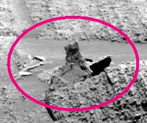 Extremely anomalous Surface Feature (detail mgnf) - Sol 281
E allora? Che ne dite di questo "periscopio" di roccia? 
Opera dell'acqua, del vento, delle meccaniche da impatto, di tutti questi elementi messi assieme o di nessuno?...
Parole chiave: Martian Surface - Extremely Unusual Surface Feature
