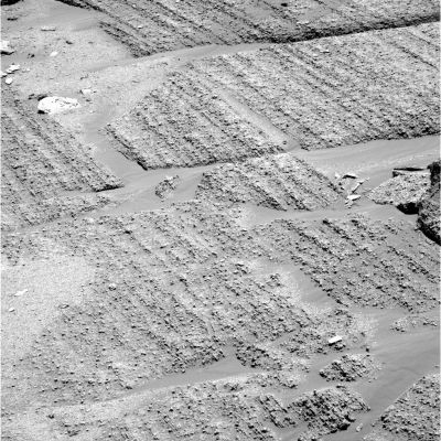 It seems flowing water, but it's not!
Siamo all'interno del Cratere Endurance e, fra le lastre che ne pavimentano le pareti, sembra scorrere qualcosa che, in molti, hanno interpretato essere acqua corrente. Si tratta di una bella idea la quale, in un futuro magari, potrebbe rivelarsi più veritiera di quanto non siamo oggi disposti ad ammettere. Tuttavia, quello che si vede in questo frame, secondo noi, non è acqua che scorre fra le rocce delle pareti di Endurance: è solo polvere.
Sottilissima, insidiosa e che, inoltre - a quanto dicono alla NASA -,  potrebbe rendere difficile la permanenza su Marte (per periodi lunghi) sia alle macchine che agli umani. 
Onestamente, il fatto che in questo frame si veda polvere e non acqua ci sembra, se i dati di cui disponiamo sono autentici  (e che vanno dalle temperature e condizioni meteo medie abituali della zona agli elementi presenti nel suolo etc.), logico ed accettabile. Le altre congetture, invece, hanno il tipico profumo della "scusa ufficiale" per ritardare l'avvìo di una Missione Umana su Marte...
Parole chiave: Endurance Crater - The edge