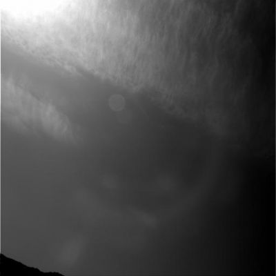 Big clouds over Endurance Crater (1) - Sol 291
Il cielo sopra Endurance Crater non smette mai di offrire sorprese e spettacoli: ancora ampie formazioni nuvolose che si inseguono e rendono l'atmosfera di Marte un pò più "movimentata"... Scherzi a parte, le nuvole che - sembrano - inesistenti per Spirit, sono ormai compagne quotidiane di Opportunity ed i nostri Amici Scienziati continuano a fotografarle e, probabilmente, mentre guardano queste istantanee, anche loro (forse) si chiedono quando i cirri ed i cirro-strati diventeranno cumuli, quando i cumuli diventeranno cumuli nembi e quando questi ultimi, alla fine, rovesceranno piogge abbondanti sulle aride (?) pianure di Marte, riportandole alla "vita"...
Parole chiave: Martian clouds - Area Meridiani Planum