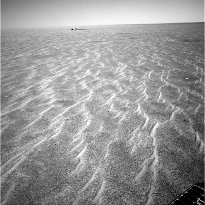 In front of the Heat-Shield - Sol 321
I soles passano ma gli indugi restano: metro più, metro meno, infatti, Opportunity continua a guardare ed a fotografare il rottame spaziale ma non sembra volerglisi avvicinare troppo. Avete anche Voi questa sensazione o siamo noi a sbagliarci?
Parole chiave: Heat-Shield