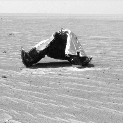 The Heat-Shield and its surroundings (1) - Sol 328
EccoVi ora una sequenza di frames (relativi ai Soles 328 e 329) che rappresentano delle vedute ravvicinate dello Scudo Termico, dell'area circostante (ricoperta da innumerevoli frammenti metallici scintillanti) e del cratere prodottosi a seguito dell'impatto non frenato di questa componente della Navicella con il suolo di Meridiani Planum. Delle belle immagini, senza dubbio.
Parole chiave: Heat-Shield