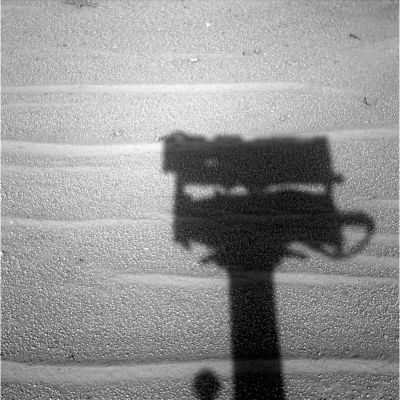 The Heat-Shield and its surroundings (3)
L'ombra della "testa" di Opportunity si proietta maestosamente sul suolo di Marte che, come potete vedere chiaramente, è quasi totalmente ed uniformemente ricoperto (almeno in questa zona) dalle enigmatiche "sferule" - ovvero i famosissimi "Martian berries'"....
Parole chiave: Heat-Shield and surroundings