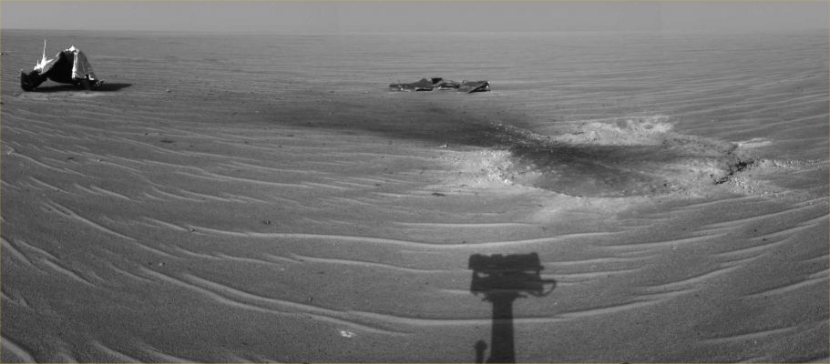 The Heat-Shield and its surroundings - full panorama - Sol 330
Caption NASA originale:"Mars Exploration Rover Opportunity gained this view of its own Heat-Shield during the Rover's 325th Sol (Dec. 22, 2004). The main structure from the successfully used shield is to the far left; additional fragments of the Heat-Shield lie in the upper center of the image. The Heat Shield's impact mark is visible just above and to the right of the foreground shadow of Opportunity's camera mast. This view is a mosaic of 3 images taken with the rover's NavCam". E con questo splendido ed esauriente panorama che ricopre tutta l'area d'impatto dello Scudo - dal cratere che si è formato, ai frammenti sparsi dappertutto - chiudiamo l'indagine relativa a quella che avevamo originariamente (ed erroneamente) classificato come un'Anomalia di Superficie. Fra pochi Soles, in base ai dati NASA ufficiali, Opportunity si rimetterà in marcia, dirigendosi verso Sud. Che cosa troverà, dunque, oltre alle sabbie, alle sferule ed alle curiose dunette che formano il deserto arancione di Meridiani Planum?!?...
Parole chiave: Heat-Shield and surroundings