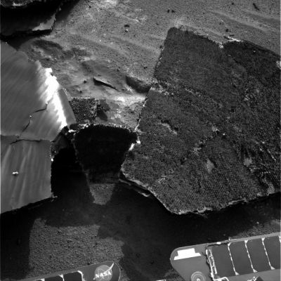 Close encounter with the Heat-Shield - Sol 332
Una spettacolare e ravvicinatissima ripresa di alcuni frammenti dello Scudo Termico e del suolo di Marte il quale sembra mostrare qualche "ferita" da impatto.
Parole chiave: Heat-Shield