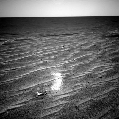 Littering Mars... - Sol 337
Nulla di eccezionale da segnalare in questo frame...tranne qualche piccolo rottame che si trova attorno all'Heat-Shield e che costituisce, come abbiamo già - ironicamente - stigmatizzato, un primo tentativo di creare una discarica (sia pure solo di modeste dimensioni) su Marte. Speriamo che quando l'Uomo metterà fisicamente piede in questa zona (fra 10, 100 o 1000 anni), si ricordi comunque di pulire un pò...
Parole chiave: Heat-Shield and surroundings